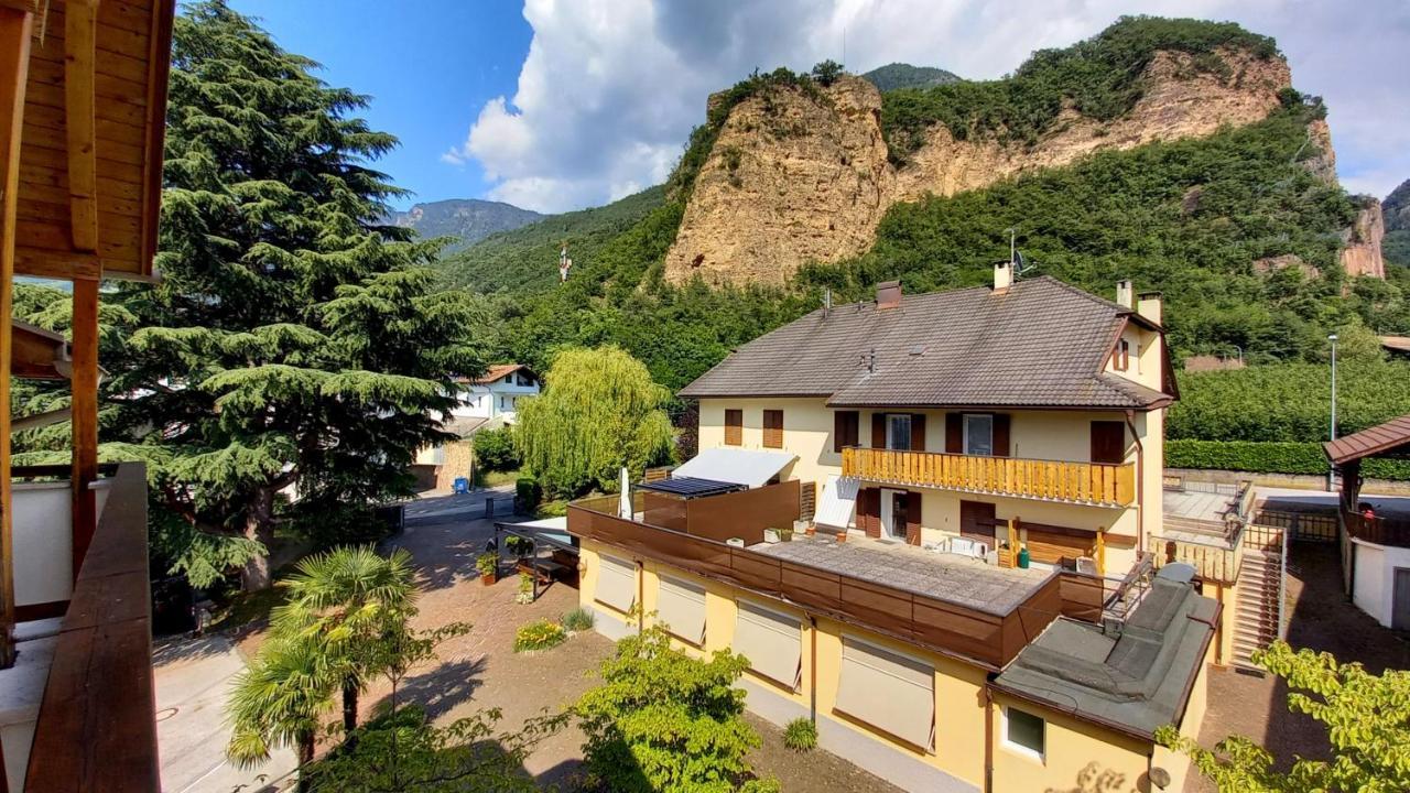 Hotel Garni Gruener Baum Laives Exterior foto