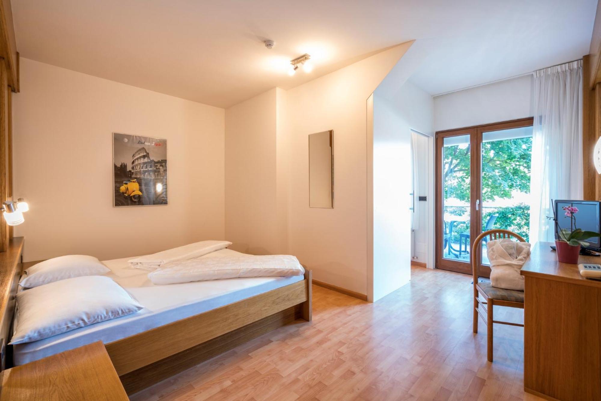 Hotel Garni Gruener Baum Laives Exterior foto