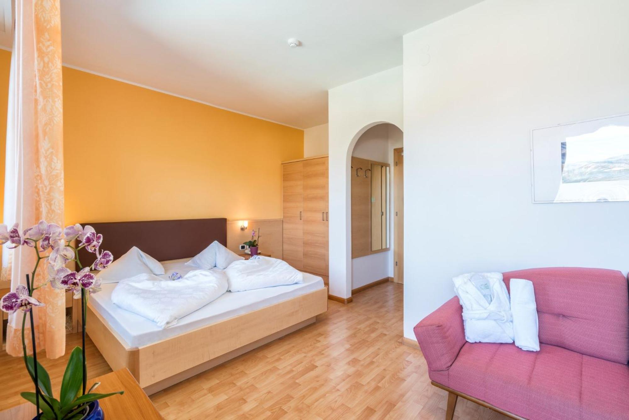Hotel Garni Gruener Baum Laives Exterior foto