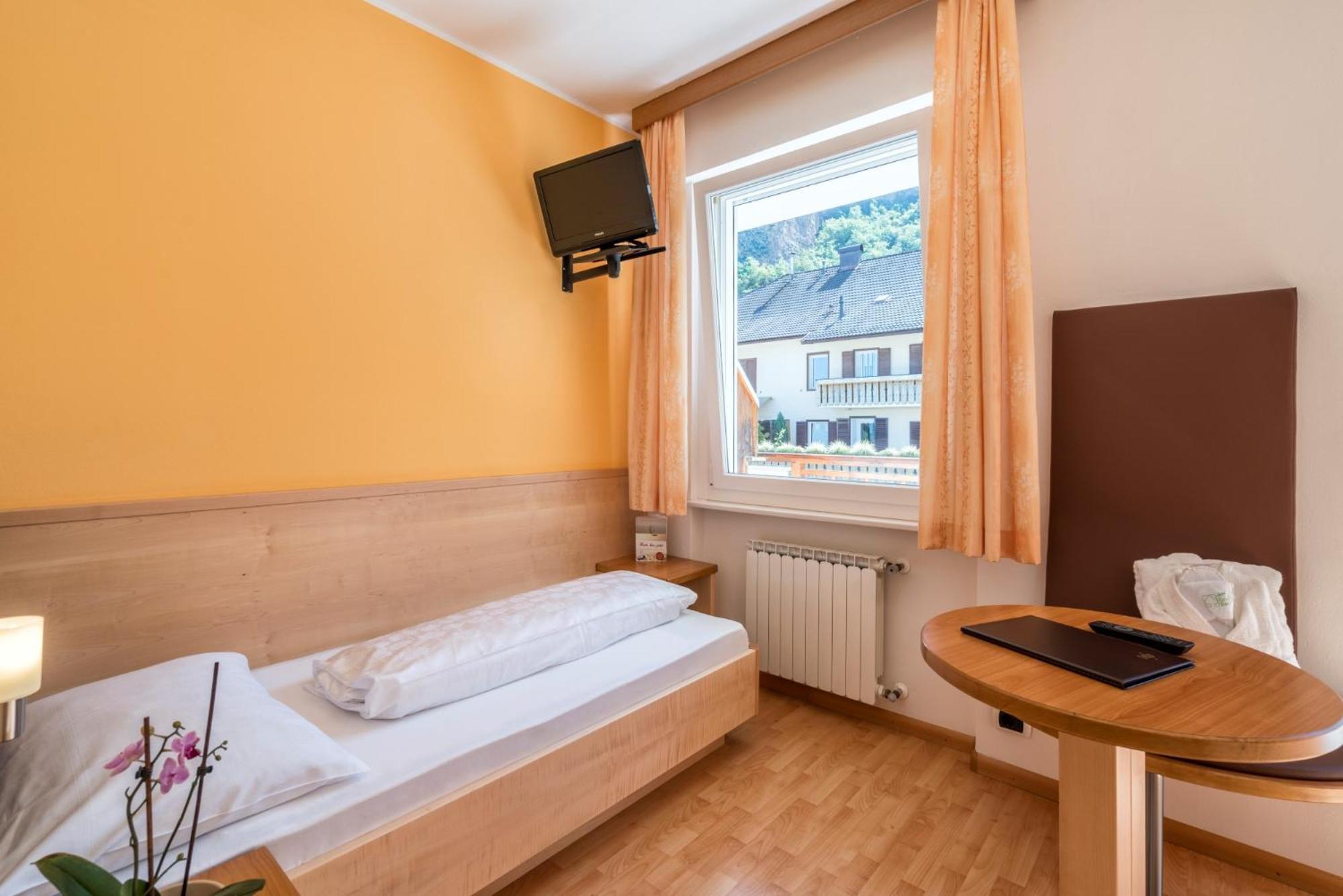 Hotel Garni Gruener Baum Laives Exterior foto