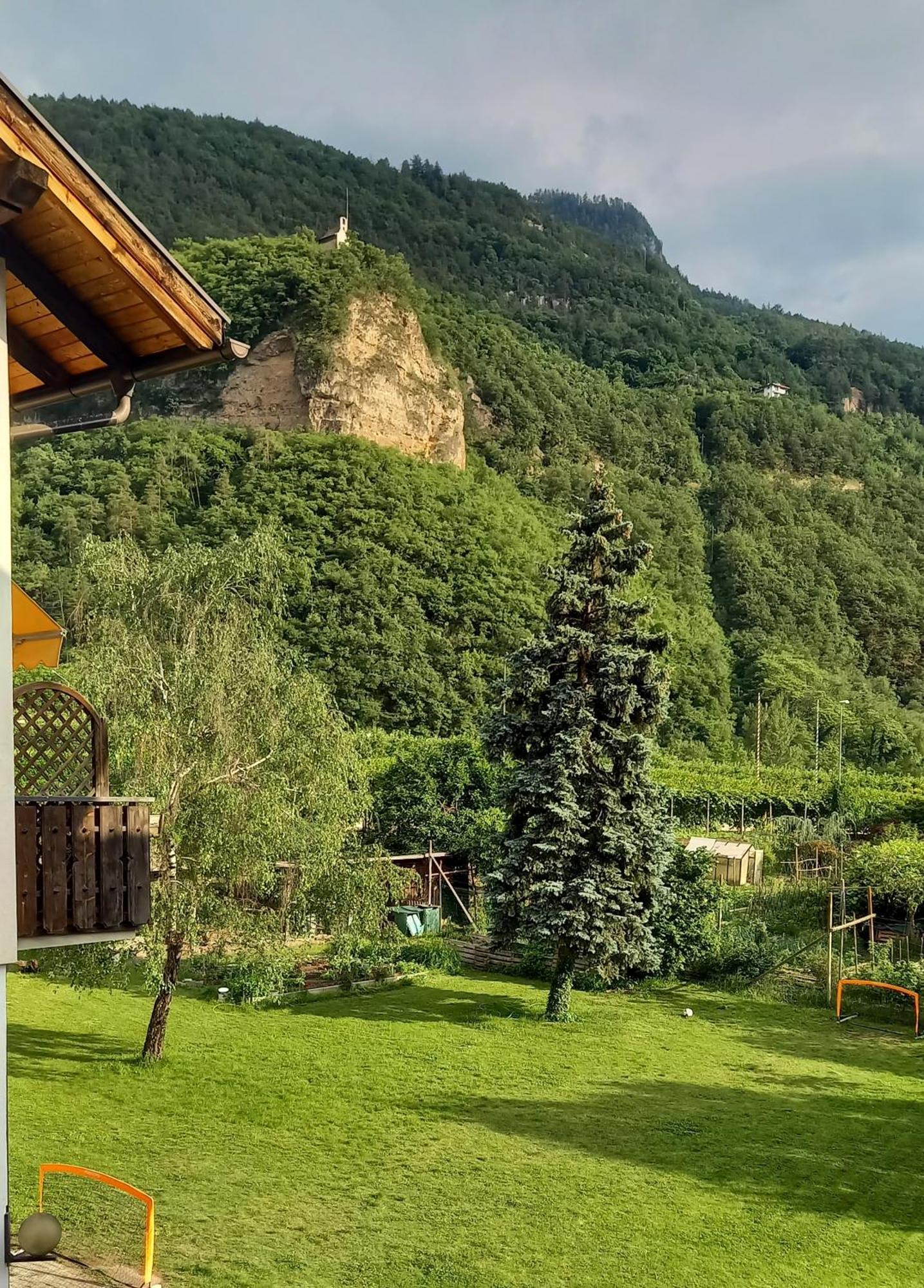Hotel Garni Gruener Baum Laives Exterior foto