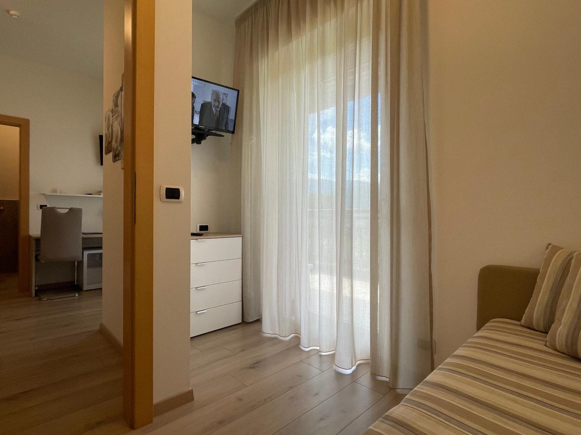 Hotel Garni Gruener Baum Laives Exterior foto